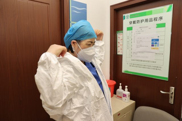 照片见证青岛医护人员的爱与担当 从防护用品看责任与奉献